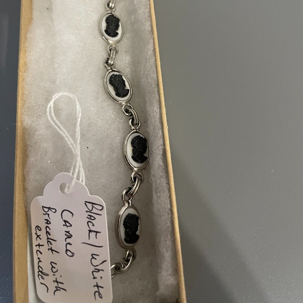 Black and White ( Black Cameo) Bracelet with extender Excellent Condition